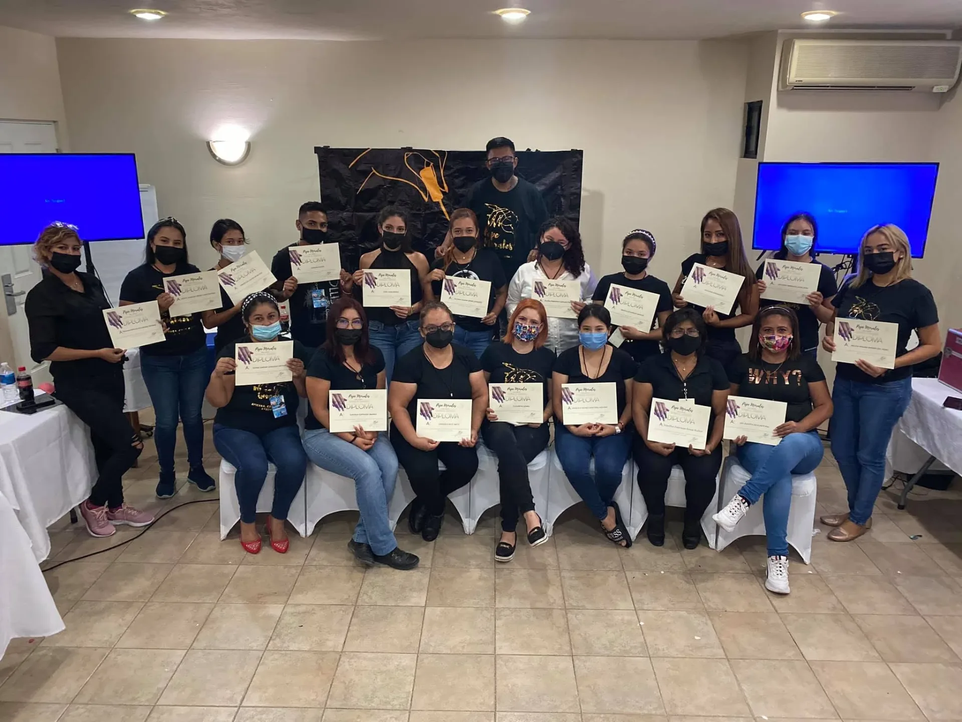 Curso impartido por el Master Pepe Morales con el Temario de Estructura de salón.