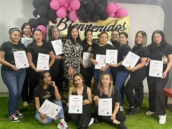 Curso impartido por la Master Liz Torres con el Temario de Gel Xperience.