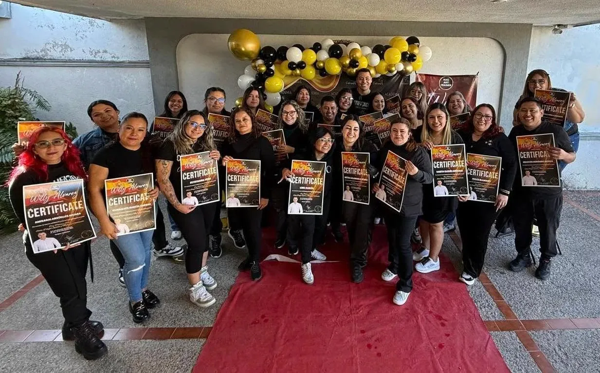 Curso impartido por el Nail art trainer Willy Álvarez con el Temario de Salón Polygel System y Manicura Combinada.