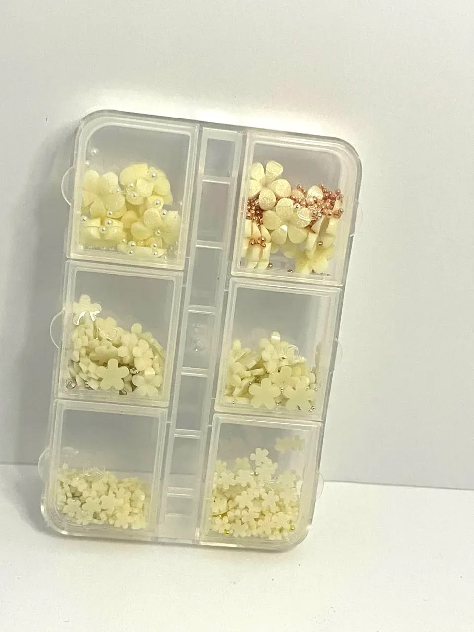 Caja de flores blancas